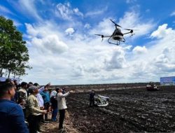 Bupati Tanah Laut gunakan drone tanam padi perdana di Bati-Bati