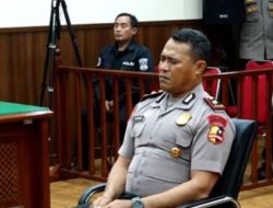 Dipecat dari Anggota Polri, Kompol Cosmas Kaju Gae Buat Tanda Salib hingga Menangis