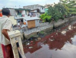 Dugaan Biang Kerok Air Kali di Serpong Berwarna Merah
