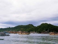 Waspada Cuaca Buruk, KSOP Tutup Pelayaran Kapal Wisata di Labuan Bajo