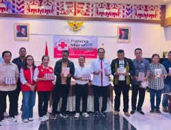 Ditugaskan Ketua PMI Pusat Jusuf Kalla, Josef Nae Soi Serahkan Puluhan Ribu Buku ke Ngada NTT