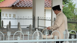 Prabowo Ziarah ke Makam Kakeknya di Sela Kunjungan di Banyumas